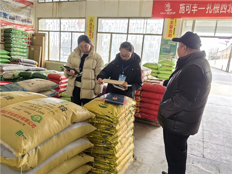 近日，张掖市高台县巷道镇纪委围绕惠农政策落实、农资储备等情况开展“下沉式”监督，确保春耕备耕工作有序推进。图为该镇纪委走访化肥农药经销商了解有关情况。（赵丽娟 摄）_副本.jpg