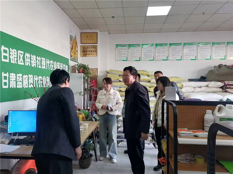 白银市白银区纪委监委驻人大机关纪检监察组工作人员在该区供销社现代农业服务中心详细了解春耕物资价格情况_副本.jpg